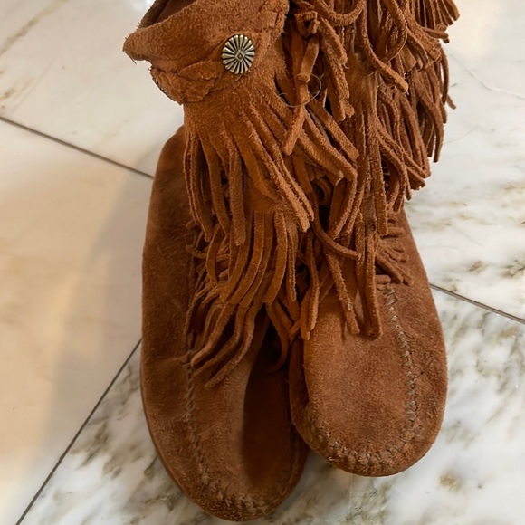Minnetonka suede fringe boot. Excellent condition - Picture 8 of 12